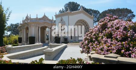 Paesaggio con vista panoramica dello Spreckels Organ Pavilion, l'organo a tubo più grande del mondo in un luogo completamente all'aperto a Balboa Park San Diego California. Foto Stock