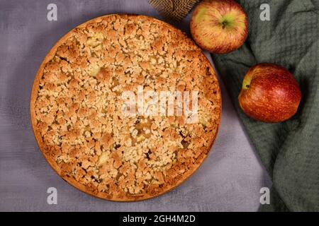 Torta di mele tradizionale europea con crumbles di farcitura chiamato 'Strausel' Foto Stock