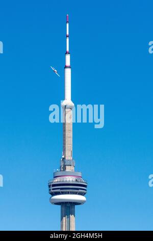 Un aereo delle forze canadesi (CF) Snowbirds, 431 Air Demonstration Squadron vola dalla CN Tower durante il Canadian International Air Show (ci Foto Stock