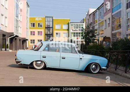 Irkutsk, Russia - 28 luglio 2021. Auto migliorata. Altezza libera da terra ridotta Editoriale aggiornata vecchia auto sovietica, altezza libera da terra bassa Foto Stock