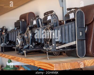 Telecamere analogiche antiche su un mercato delle pulci Foto Stock