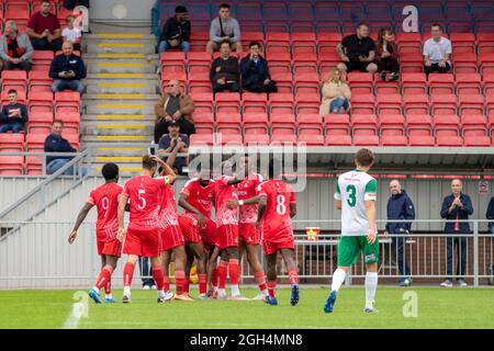 Hayes and Yeading, Regno Unito, 4 settembre 2021. La squadra di Hayes & Yeading festeggia il primo gol contro il Bognor Regis Town FC di fronte ai tifosi dello SkyEx Community Stadium. Fa Cup 1st round football (calcio) Credit: Lyn Phillips/Alamy Live News Foto Stock