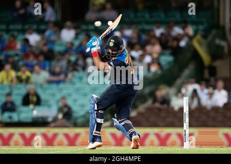 Sydney, Australia, 27 novembre 2020. Shreyas Iyer of India anatra sotto una palla durante la partita di cricket Dettol ODI Series tra Australia e India al Sydney Cricket Ground il 27 novembre 2020 a Sydney, Australia. Credit: Steven Markham/Speed Media/Alamy Live News Foto Stock