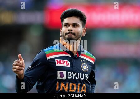 Sydney, Australia, 6 dicembre 2020. Shreyas Iyer of India riconosce la folla durante la partita di cricket della serie Dettol T20 tra Australia e India al Sydney Cricket Ground il 07 dicembre 2020 a Sydney, Australia. Credit: Steven Markham/Speed Media/Alamy Live News Foto Stock