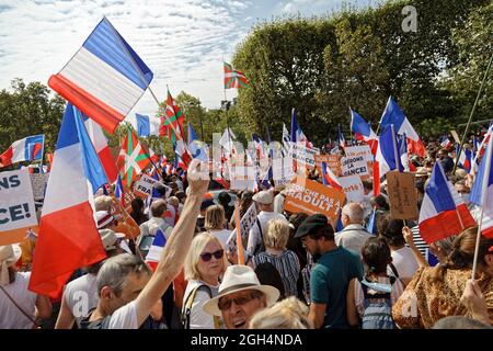 Parigi, Francia. 4 settembre 2021. Dimostrazione contro le ultime misure sanitarie imposte dal governo, come l'estensione del pass sanitario. Foto Stock