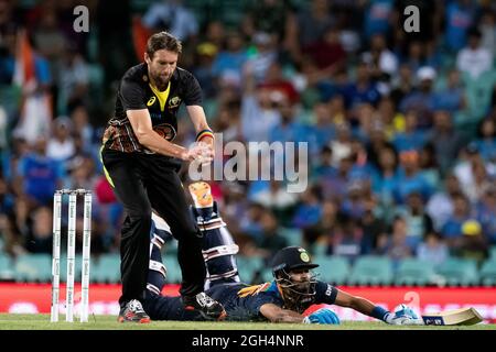 Sydney, Australia, 6 dicembre 2020. Shreyas Iyer of India si tuffa durante la partita di cricket della serie Dettol T20 tra Australia e India al Sydney Cricket Ground il 07 dicembre 2020 a Sydney, Australia. Credit: Steven Markham/Speed Media/Alamy Live News Foto Stock