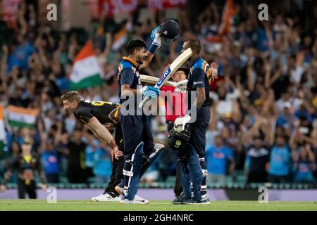 Sydney, Australia, 6 dicembre 2020. Shreyas Iyer e Hardik Panda of India celebrano la vittoria durante la partita di cricket Dettol T20 Series tra Australia e India al Sydney Cricket Ground il 07 dicembre 2020 a Sydney, Australia. Credit: Steven Markham/Speed Media/Alamy Live News Foto Stock