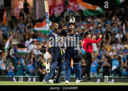 Sydney, Australia, 6 dicembre 2020. Shreyas Iyer e Hardik Panda of India celebrano la vittoria durante la partita di cricket Dettol T20 Series tra Australia e India al Sydney Cricket Ground il 07 dicembre 2020 a Sydney, Australia. Credit: Steven Markham/Speed Media/Alamy Live News Foto Stock