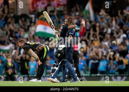 Sydney, Australia, 6 dicembre 2020. Shreyas Iyer e Hardik Panda of India celebrano la vittoria durante la partita di cricket Dettol T20 Series tra Australia e India al Sydney Cricket Ground il 07 dicembre 2020 a Sydney, Australia. Credit: Steven Markham/Speed Media/Alamy Live News Foto Stock