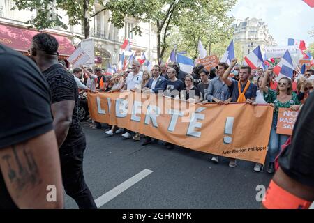 Parigi, Francia. 4 settembre 2021. Dimostrazione contro le ultime misure sanitarie imposte dal governo, come l'estensione del pass sanitario. Foto Stock