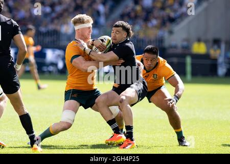 Perth, Australia, 5 Settembre, 2021. David Havili of the All Blacks corre la palla ed è affrontato da Matt Philip of the Wallaby durante il Rugby Championship e Bledisloe Cup partita tra il wallaby australiano e la Nuova Zelanda All Blacks credito: Graham Conaty/Speed Media/Alamy Live News Foto Stock