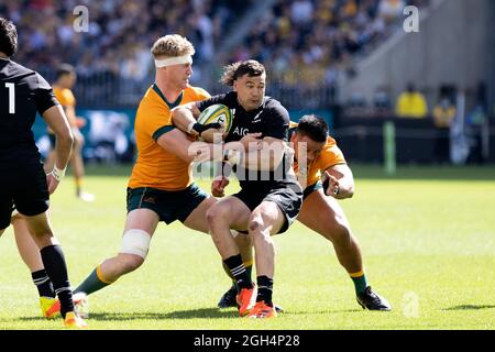 Perth, Australia, 5 Settembre, 2021. David Havili of the All Blacks corre la palla ed è affrontato da Matt Philip of the Wallaby durante il Rugby Championship e Bledisloe Cup partita tra il wallaby australiano e la Nuova Zelanda All Blacks credito: Graham Conaty/Speed Media/Alamy Live News Foto Stock