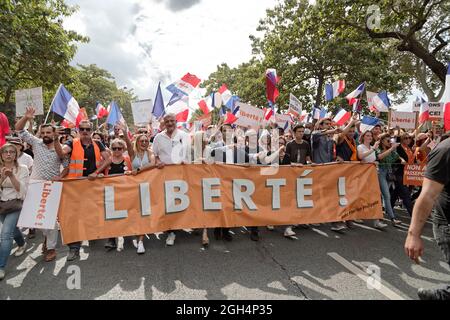 Parigi, Francia. 4 settembre 2021. Dimostrazione contro le ultime misure sanitarie imposte dal governo, come l'estensione del pass sanitario. Foto Stock