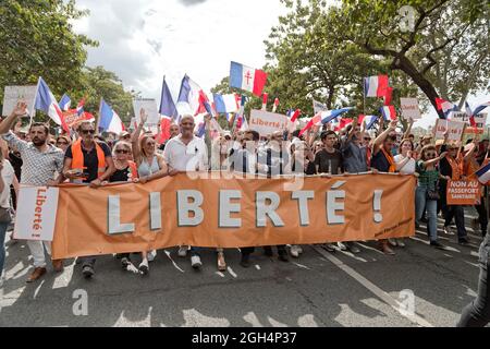 Parigi, Francia. 4 settembre 2021. Dimostrazione contro le ultime misure sanitarie imposte dal governo, come l'estensione del pass sanitario. Foto Stock