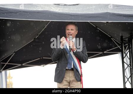 Parigi, Francia. 4 settembre 2021. Il capo di Debout la France e il MP Nicolas Dupont-Aignan parla durante la dimostrazione contro l'ultima misura sanitaria. Foto Stock