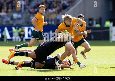 Perth, Australia, 5 Settembre, 2021. Tate McDermott dei Wallabies è affrontato durante il campionato di Rugby e la partita di Bledisloe Cup tra i Wallabies australiani e la Nuova Zelanda All Blacks Credit: Graham Conaty/Speed Media/Alamy Live News Foto Stock