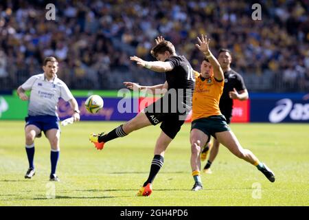 Perth, Australia, 5 Settembre, 2021. Beauden Barrett of the All Blacks calcia la palla durante il campionato di rugby e la partita di Bledisloe Cup tra i wallaby australiani e la Nuova Zelanda All Blacks Credit: Graham Conaty/Speed Media/Alamy Live News Foto Stock