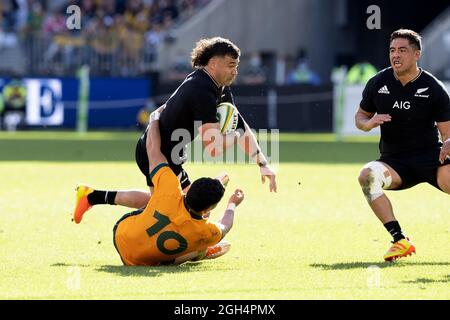 Perth, Australia, 5 Settembre, 2021. David Havili of the All Blacks è affrontato da Noah Lolesio dei Wallabies durante il Rugby Championship e Bledisloe Cup partita tra i Wallabies australiani e la Nuova Zelanda All Blacks credito: Graham Conaty/Speed Media/Alamy Live News Foto Stock