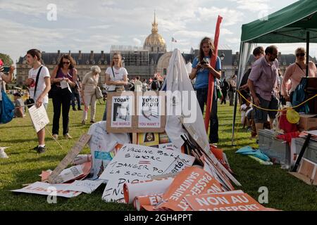 Parigi, Francia. 4 settembre 2021. Dimostrazione contro le ultime misure sanitarie imposte dal governo, come l'estensione del pass sanitario. Foto Stock