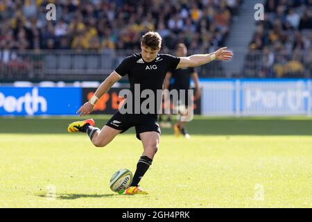 Perth, Australia, 5 Settembre, 2021. Beauden Barrett of the All Blacks calcia un gol durante il campionato di rugby e la partita di Bledisloe Cup tra i wallaby australiani e la Nuova Zelanda All Blacks Credit: Graham Conaty/Speed Media/Alamy Live News Foto Stock