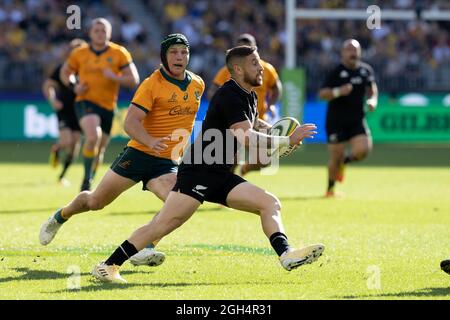 Perth, Australia, 5 Settembre, 2021. TJ Perenara of the All Blacks esegue la palla durante il campionato di rugby e la partita di Bledisloe Cup tra i wallaby australiani e la Nuova Zelanda All Blacks Credit: Graham Conaty/Speed Media/Alamy Live News Foto Stock