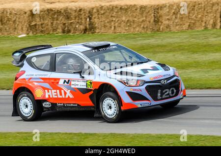 2014 auto Hyundai i20 WRC che corre sulla pista di salita al Goodwood Festival of Speed Motor Racing evento 2014 Foto Stock