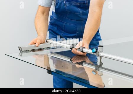 Lo smalto taglia il vetro con l'aiuto di attrezzature specializzate Foto Stock