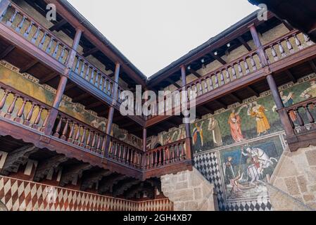 Il castello di Fénis, situato nel comune omonimo, è uno dei più famosi manieri medievali della Valle d'Aosta. Conosciuto per il suo sceni Foto Stock