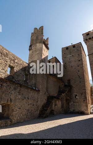 Il castello di Fénis, situato nel comune omonimo, è uno dei più famosi manieri medievali della Valle d'Aosta. Conosciuto per il suo sceni Foto Stock