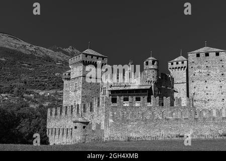 Il castello di Fénis, situato nel comune omonimo, è uno dei più famosi manieri medievali della Valle d'Aosta. Conosciuto per il suo sceni Foto Stock