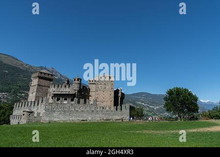 Il castello di Fénis, situato nel comune omonimo, è uno dei più famosi manieri medievali della Valle d'Aosta. Conosciuto per il suo sceni Foto Stock