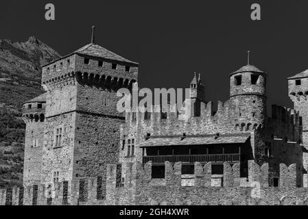 Il castello di Fénis, situato nel comune omonimo, è uno dei più famosi manieri medievali della Valle d'Aosta. Conosciuto per il suo sceni Foto Stock