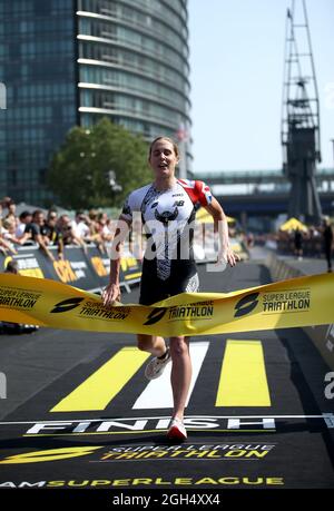 Jessica Learmonth di Eagles celebra la vittoria della gara femminile durante il Super League Triathlon Championship 2021 a Londra. Data foto: Domenica 5 settembre 2021. Foto Stock