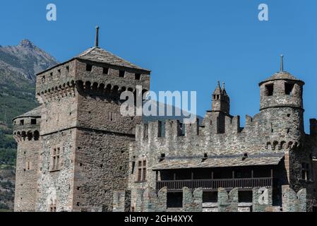 Il castello di Fénis, situato nel comune omonimo, è uno dei più famosi manieri medievali della Valle d'Aosta. Conosciuto per il suo sceni Foto Stock