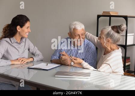 Felice anziano marito e moglie che tengono la chiave, abbraccio Foto Stock