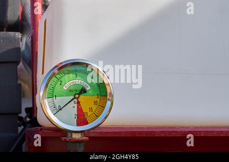 Manometro preciso per la misurazione della pressione dell'acqua Foto Stock