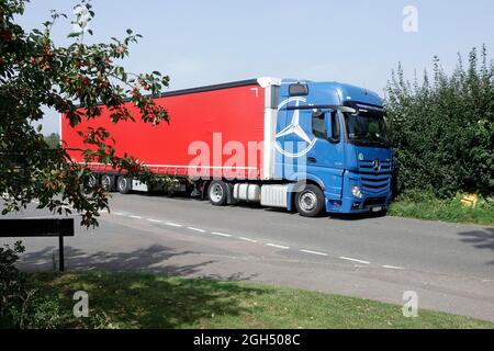 Boughton Monchelsea Village, Maidstone, Kent, Regno Unito. 5 settembre 2021. Un camion ungherese molto grande registrato è parcheggiato durante il fine settimana in un luogo molto scomodo ad un incrocio in un villaggio di campagna, presumibilmente sulla sua strada per il porto di dover, a 40 miglia di distanza, dopo il traffico pesante recente diretto per il porto. Da quando la Brexit ha fatto più conducenti di camion stranieri sono stati colpiti con multe per parcheggiare durante la notte in aree non autorizzate. Credit: Phil Robinson/Alamy Live News Foto Stock