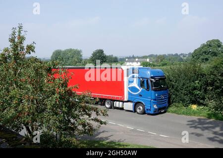 Boughton Monchelsea Village, Maidstone, Kent, Regno Unito. 5 settembre 2021. Un camion ungherese molto grande registrato è parcheggiato durante il fine settimana in un luogo molto scomodo ad un incrocio in un villaggio di campagna, presumibilmente sulla sua strada per il porto di dover, a 40 miglia di distanza, dopo il traffico pesante recente diretto per il porto. Da quando la Brexit ha fatto più conducenti di camion stranieri sono stati colpiti con multe per parcheggiare durante la notte in aree non autorizzate. Credit: Phil Robinson/Alamy Live News Foto Stock