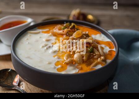 Primo piano Ashure o Noah's budino è un dessert islamico fatto di cereali, frutta, frutta secca e noci. Foto Stock