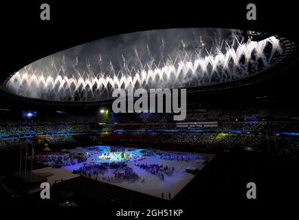 I fuochi d'artificio esplodono durante la cerimonia di chiusura dei Giochi Paralimpici di Tokyo 2020 allo Stadio Olimpico in Giappone. Data foto: Domenica 5 settembre 2021. Foto Stock
