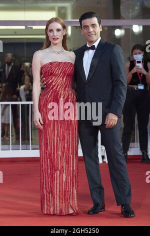 Jessica Chastain e Oscar Isaac frequentano le scene di un matrimonio (EP. 1 e 2) Premiere nell'ambito del 78° Festival Internazionale del Cinema di Venezia, in Italia, il 04 settembre 2021. Foto di Paolo Cotello/imageSPACE/Sipa USA Foto Stock