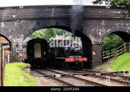 Great Eastern Railway 0-6-0 NO 564 partenza dalla stazione di Weybourne con un treno fino a fermarsi Foto Stock