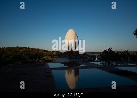 Una scultura di un uovo gigante in cima al Salvador Dali House Museum, nel villaggio di Port Lligat, Cadaqués, sulla penisola di Cap de Creus, Costa Brava, Foto Stock