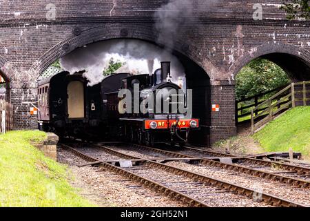 Great Eastern Railway 0-6-0 NO 564 partenza dalla stazione di Weybourne con un treno fino a fermarsi Foto Stock