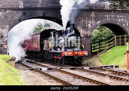 Great Eastern Railway 0-6-0 NO 564 partenza dalla stazione di Weybourne con un treno fino a fermarsi Foto Stock