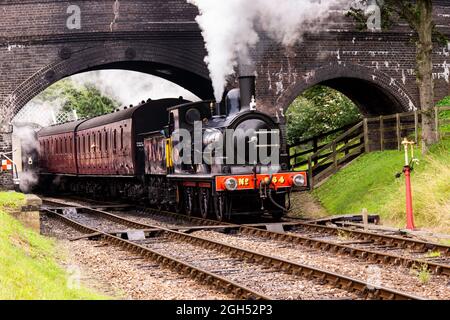 Great Eastern Railway 0-6-0 NO 564 partenza dalla stazione di Weybourne con un treno fino a fermarsi Foto Stock