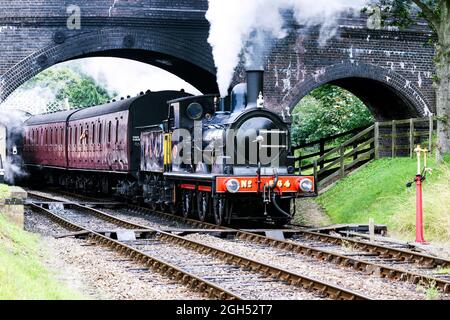 Great Eastern Railway 0-6-0 NO 564 partenza dalla stazione di Weybourne con un treno fino a fermarsi Foto Stock