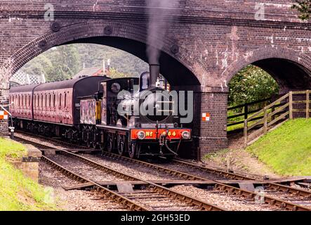 Great Eastern Railway 0-6-0 NO 564 partenza dalla stazione di Weybourne con un treno fino a fermarsi Foto Stock