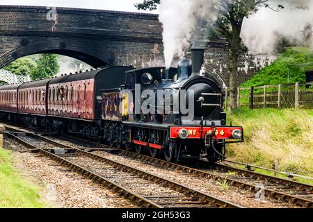 Great Eastern Railway 0-6-0 NO 564 partenza dalla stazione di Weybourne con un treno fino a fermarsi Foto Stock