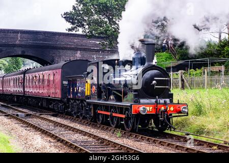 Great Eastern Railway 0-6-0 NO 564 partenza dalla stazione di Weybourne con un treno fino a fermarsi Foto Stock